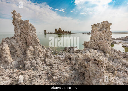 Tuffstein Türme spiegeln auf den Gewässern des Mono Lake. Mono County, Kalifornien, USA. Stockfoto