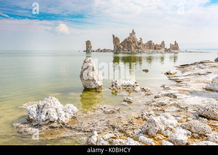 Tuffstein Türme spiegeln auf den Gewässern des Mono Lake. Mono County, Kalifornien, USA. Stockfoto