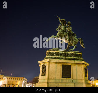 Die Nacht Szene der Reiterstatue des Österreichischen Held: Erzherzog Karl oder Herzog von Teschen, der besiegte Napoleon 1809 Aspern, in der er sich Stockfoto