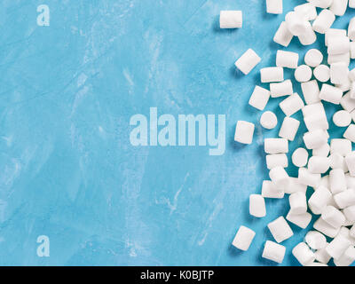 Marshmallows auf blauem Hintergrund mit Copyspace Stockfoto