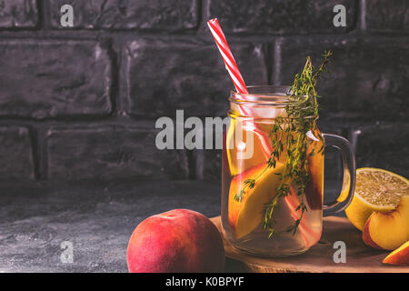 Pfirsich und Thymian drink Platz kopieren Stockfoto