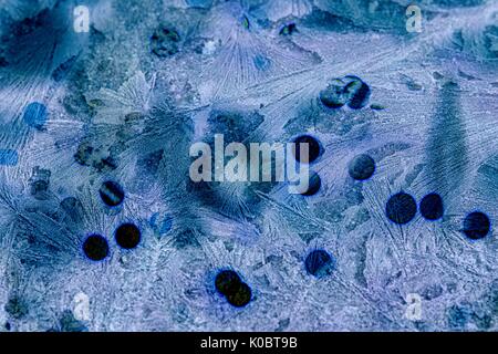 Frohe Weihnachten und guten Rutsch ins Neue Jahr Hintergrund mit Eis, Kugeln und Lichtern Stockfoto