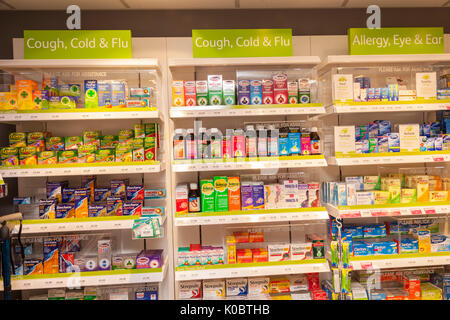 Husten, Erkältung und Grippe Arzneimittel in einer Apotheke, Apotheke, Apotheker, Drug Store Stockfoto