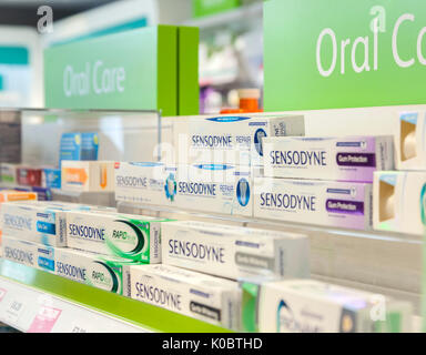 Sensodyne Produkte am Verkauf in eine Apotheke, Apotheke, Apotheker, Drug Store Stockfoto