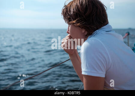 Junge Frau leiden unter Seekrankheit während der Ferien auf dem Boot Stockfoto