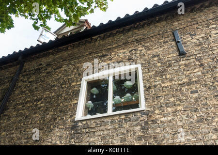 Zweite Geschichte Fenster im Waterside Antiquitäten center Ely Stockfoto