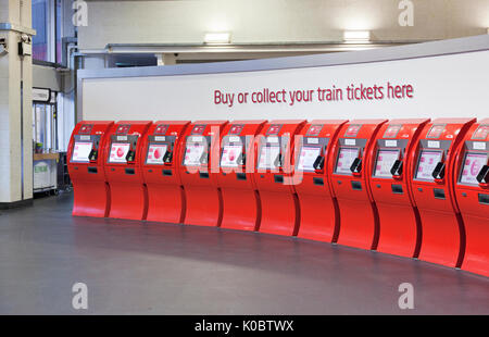 Kaufen oder holen Sie Ihre Zugfahrkarten hier ab, eine Reihe von Selbstbedienungsautomaten der Virgin-Züge am Bahnhof Euston. Stockfoto