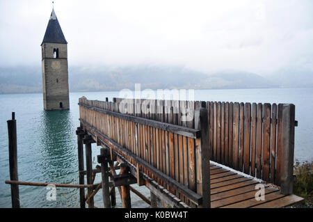 Versunkenen Turm von reschensee Kirche tief in Resias See in Trentino-südtirol Tal im Süden Tyr oder Alto Adige in Bozen oder Bozen in Italien Stockfoto