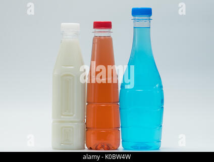 Drei moderne Design Flaschen alkoholfreies Getränk auf weißem Hintergrund, nur ihren eigenen Text hinzu Stockfoto