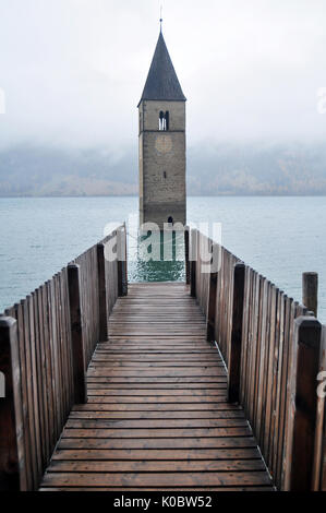 Versunkenen Turm von reschensee Kirche tief in Resias See in Trentino-südtirol Tal im Süden Tyr oder Alto Adige in Bozen oder Bozen in Italien Stockfoto