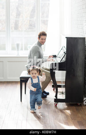 Harmonischen multikulturellen Familie, Vater und Tochter Stockfoto