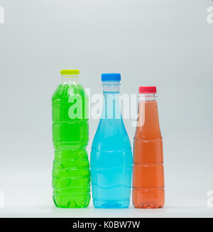 Drei moderne Design Flaschen alkoholfreies Getränk auf weißem Hintergrund Stockfoto