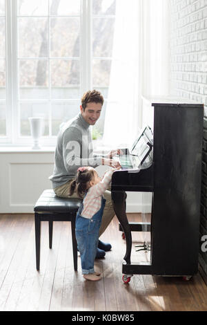 Harmonischen multikulturellen Familie, Vater und Tochter Stockfoto