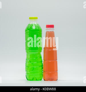 Zwei Flaschen Limonade in der modernen Kunststoffverpackungen auf weißem Hintergrund Stockfoto