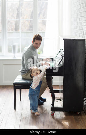 Harmonischen multikulturellen Familie, Vater und Tochter Stockfoto