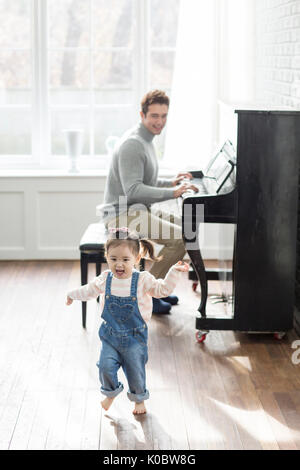 Harmonischen multikulturellen Familie, Vater und Tochter Stockfoto