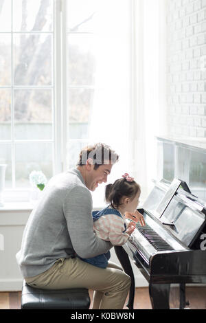 Harmonischen multikulturellen Familie, Vater und Tochter Stockfoto