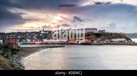 Sonnenuntergang über Whitby vom Haggerlythe Stockfoto