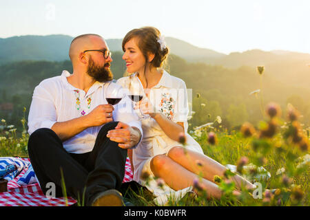 Glückliches Paar, Wein trinken und auf ein Picknick Stockfoto