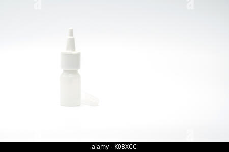 Kunststoff Flasche Nasenspray Medizin mit leeren Label auf weißem Hintergrund mit Kopie Raum isoliert Stockfoto