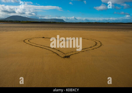 Wahre Liebe Herz im Sand, ich liebe dich Message am Strand Stockfoto