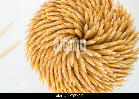 Blick von oben auf die Bambus Zahnstocher in runde Behälter auf weißem Hintergrund Stockfoto