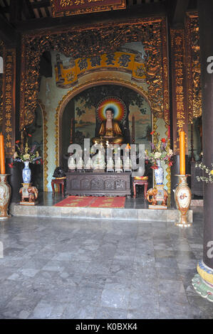 Blick zum Schrein mit Statue von Buddha Shakyamuni im Lotus Position. Linh Ung Non Nuoc Pagode. Da Nang. VIETNAM Stockfoto