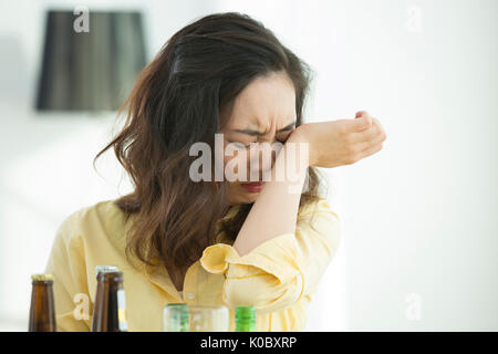 Portrait von single Frau weinen Trinken Stockfoto