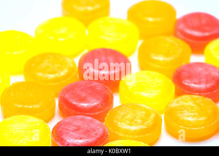 Medizinische Lutschtabletten zur Linderung Husten, Halsschmerzen und Rachen auf weißem Hintergrund. Husten und Erkältungen. Bunte Husten pastille. Rot, Stockfoto