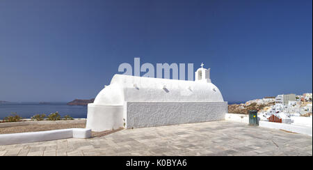 Ein Panoramabild von Santorin von das Dorf Oia mit weißen Kirche im Vordergrund. Stockfoto