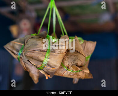 Wenig gedämpft Teil Lebensmittelpakete mit Hühnchen, Schweinefleisch und Gemüse. asiatischen Markt. Stockfoto