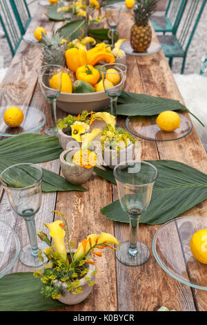 Tabelle Einrichtung mit antiken Möbeln, palmleafs und Obst Stockfoto