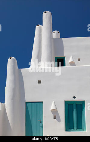 Bild des traditionellen, aber moderne, weiß getünchte Haus auf Santorini, Griechenland. Stockfoto