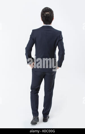 Zurück junger Geschäftsmann in Anzug stehend Stockfoto