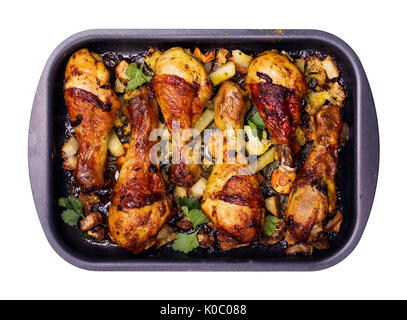 Gebackene Chicken Drumsticks auf ein Backblech auf einem weißen Hintergrund. Ansicht von oben Stockfoto