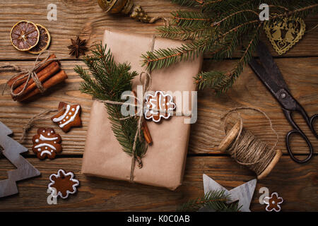 Weihnachten Geschenk verpackt in Papier, Ansicht von oben. Urlaub Zubehör Stockfoto