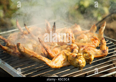 Kochen Chicken Wings on Fire Stockfoto