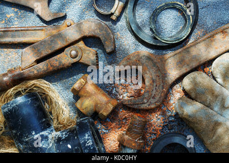 Alte rostige Werkzeuge für Klempnerarbeiten. Ansicht von oben Stockfoto
