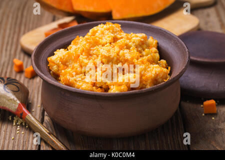 Kürbis Porridge mit Hirse im Tontopf, Nahaufnahme Stockfoto