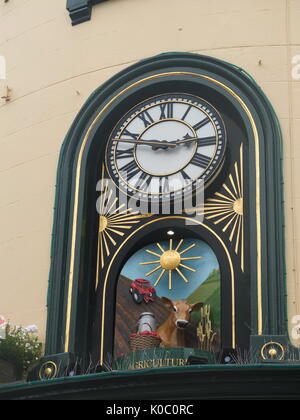 Mechanische revolvierenden Uhr auf Rivoli Juweliere, St Helier, Channel Islands. Dreht sich mit wechselnden Umzug Jersey Szenen zwischen 10.00 und 18.00 Uhr Stockfoto