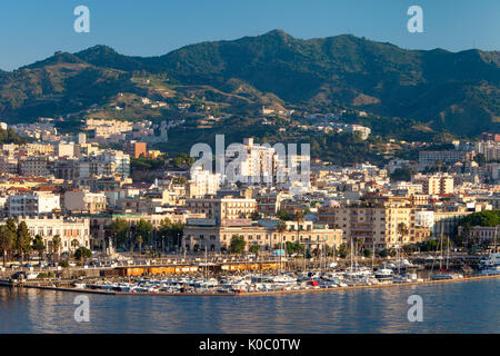 Am frühen Morgen Blick über Hafen und Stadt von Messina, Sizilien, Italien Stockfoto