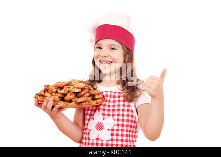 Gerne kleine Mädchen Kochen mit Bruschette und Daumen hoch Stockfoto