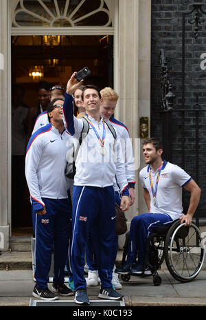 In Großbritannien Jonathan Broom-Edwards nimmt eine selfie wie Sie 10 Downing Street in London, nach der Teilnahme an einer Rezeption lassen bewirtet durch Premierminister Theresa May für britische Athleten, Trainer und Mitarbeiter in der Welt der Leichtathletik und Para Leichtathletik WM beteiligt. Stockfoto