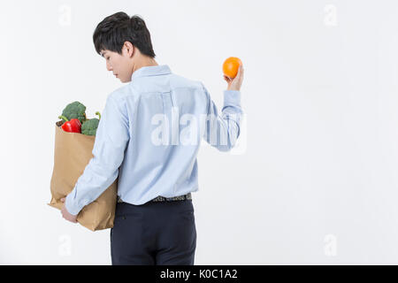 Der junge Mann mit Einkaufstasche Stockfoto
