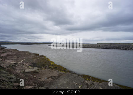 Island - River in der Nähe von Wasserfall Dettifoss Stockfoto