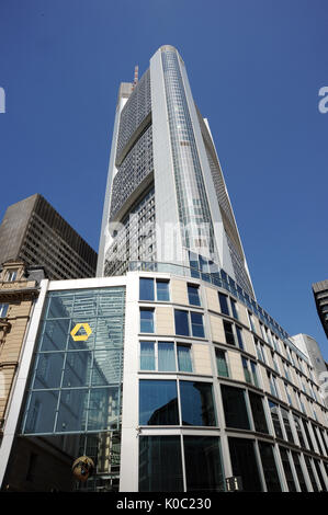 Sie suchen bei der Commerzbank Tower von außerhalb der Lobby. Frankfurt. Stockfoto