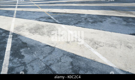 Close up Asphalt Fahrbahn mit Verkehr weiße Streifen Stockfoto