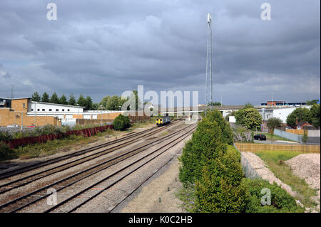 150231 Köpfe weg von Cardiff Central mit einem Service nach Cheltenham. Stockfoto