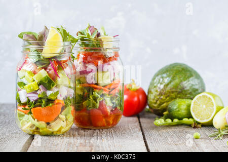 Takeaway Gemüse grün hell Salat Gläser. Liebe für eine gesunde vegane Ernährung Konzept. Stockfoto