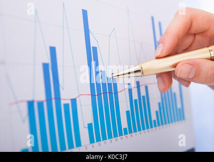 Bild der Geschäftsfrau Analyse Balkendiagramme beschnitten Stockfoto